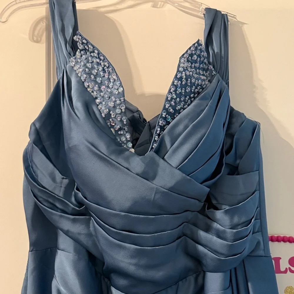 Elegant Blue Evening Gown - Picture 4 of 6